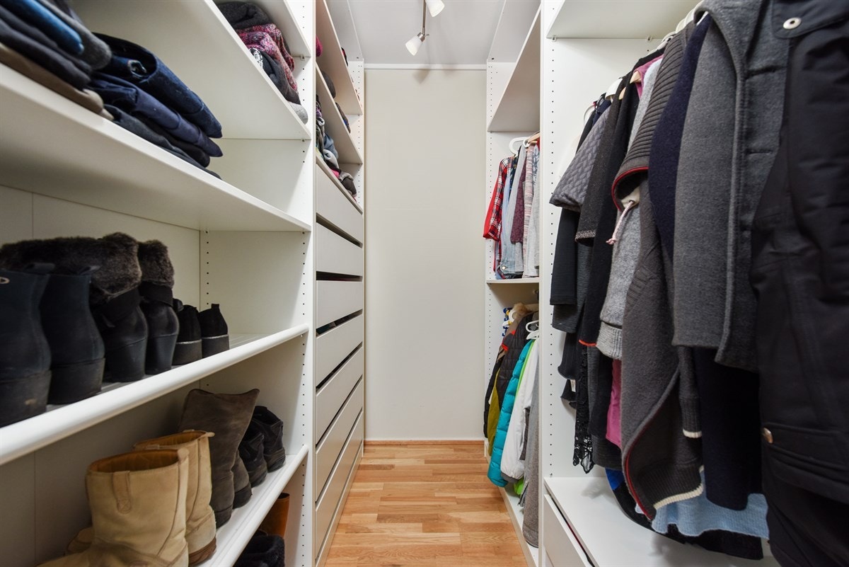 Egen walk-in-garderobe med adkomst fra entré Galleribilde