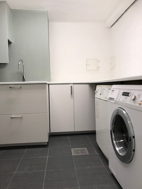 Vaskerom med vaskemaskin og tørketrommel Galleribilde