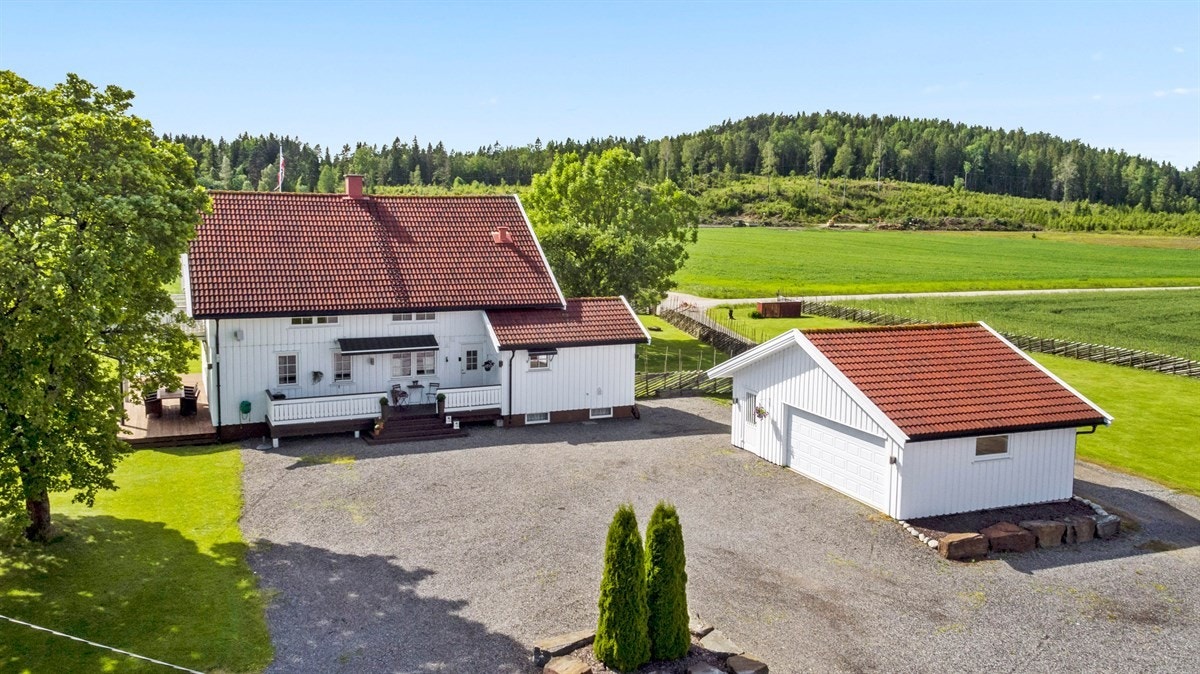 Stor romslig gårdsplass. Galleribilde