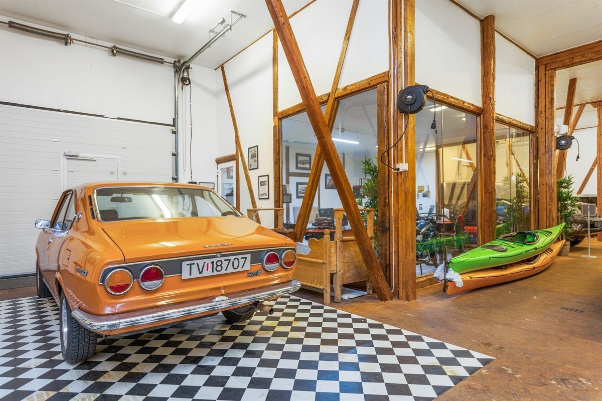 Fra kontoret har man fint utsyn over favorittbilen. Galleribilde