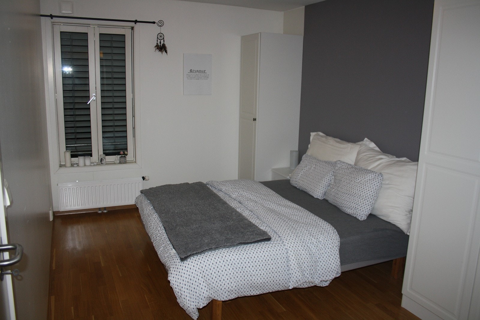 Stort soverom med 4 klesskap Galleribilde