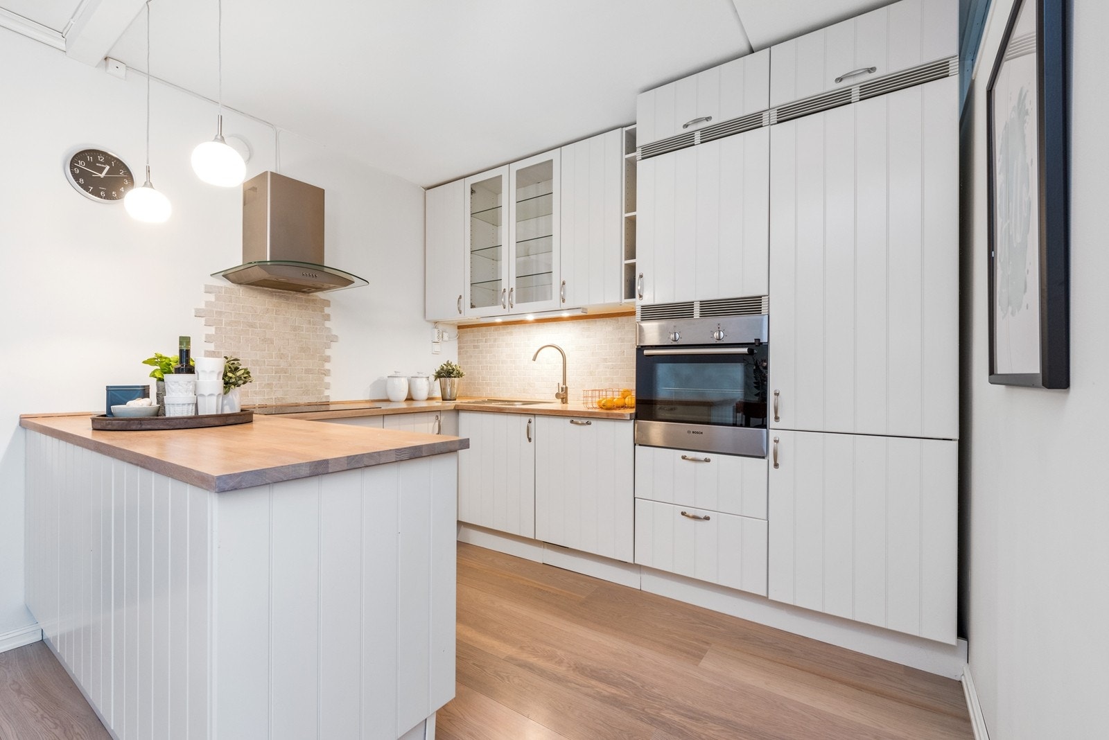 Kjøkken som har svært godt med benk og skapplass Galleribilde