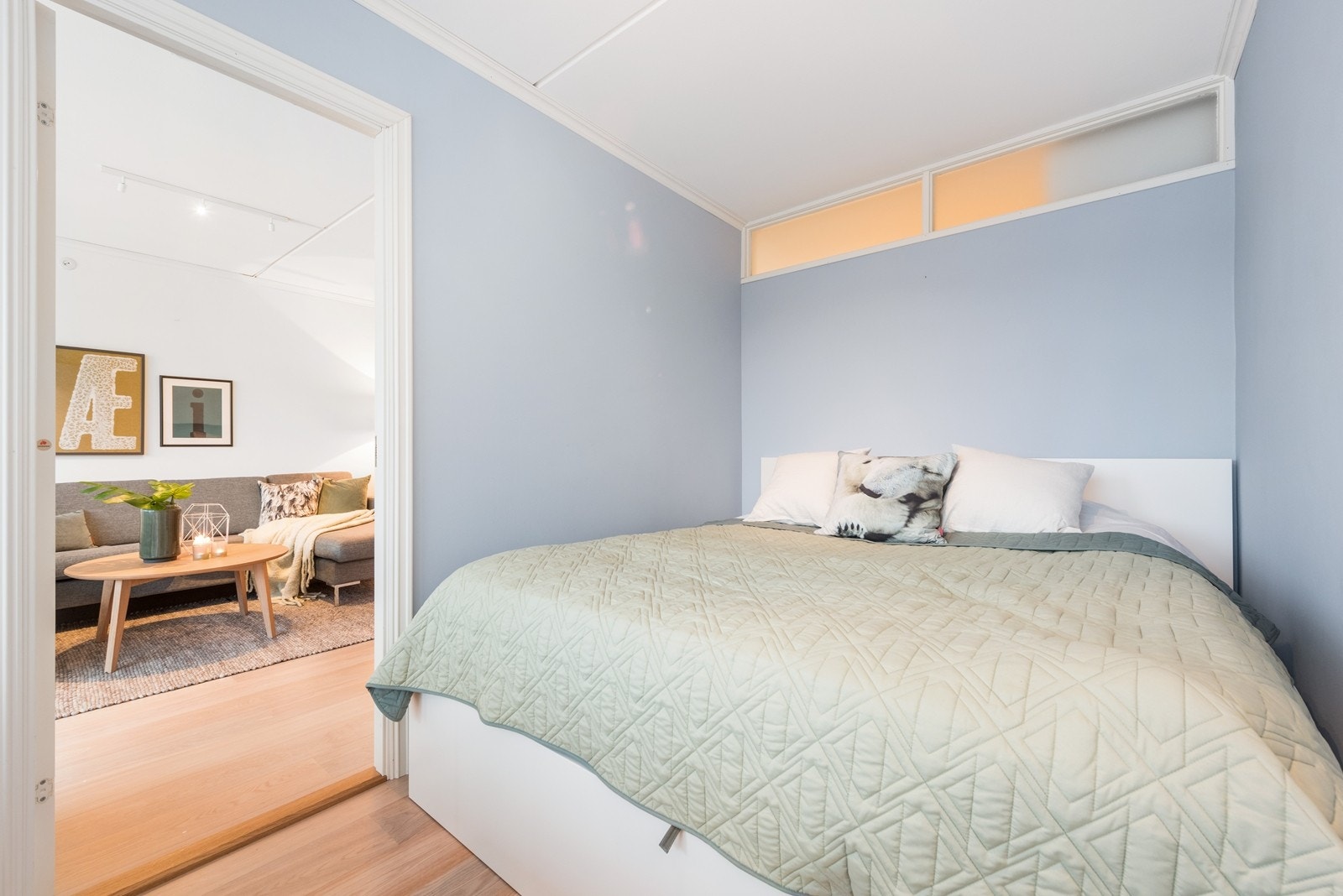 Soverommet er lyst og har plass til en stor dobbelseng Galleribilde