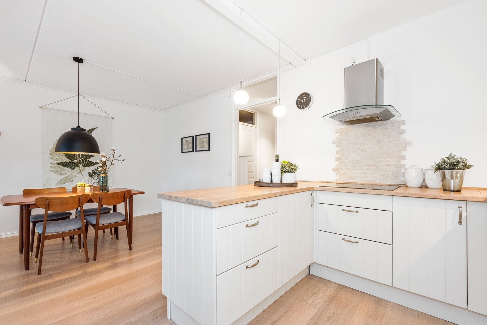 Flott kjøkken som er åpent mot spisestuen og stuen Galleribilde