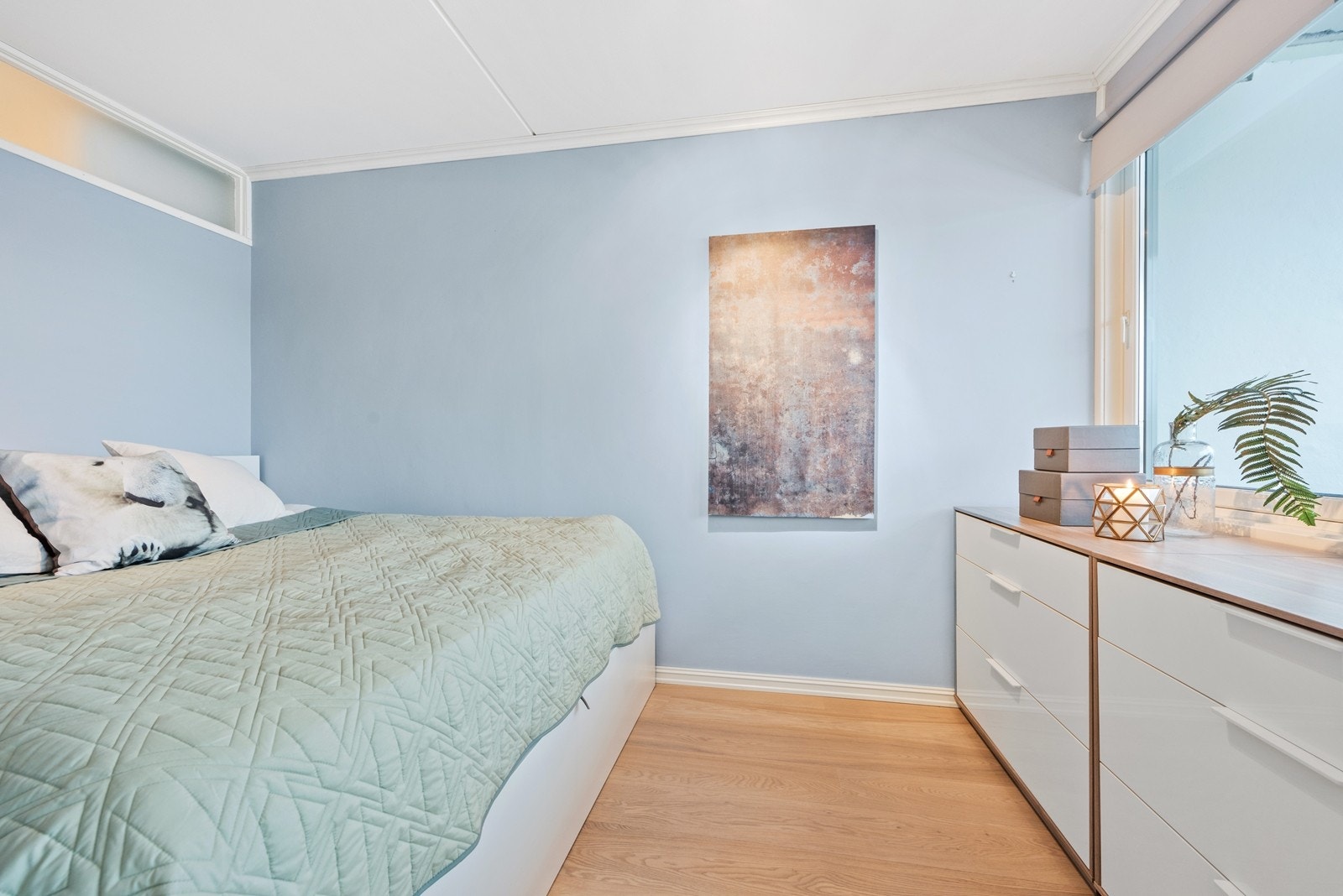 Pent soverom med mye naturlig lys inn. Galleribilde