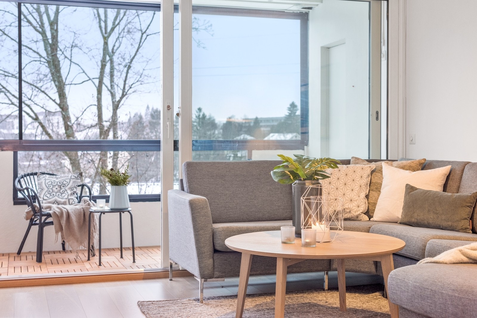 Stuen er svært lys, luftig og har godt med plass. Rett ut på innglasset veranda. Galleribilde