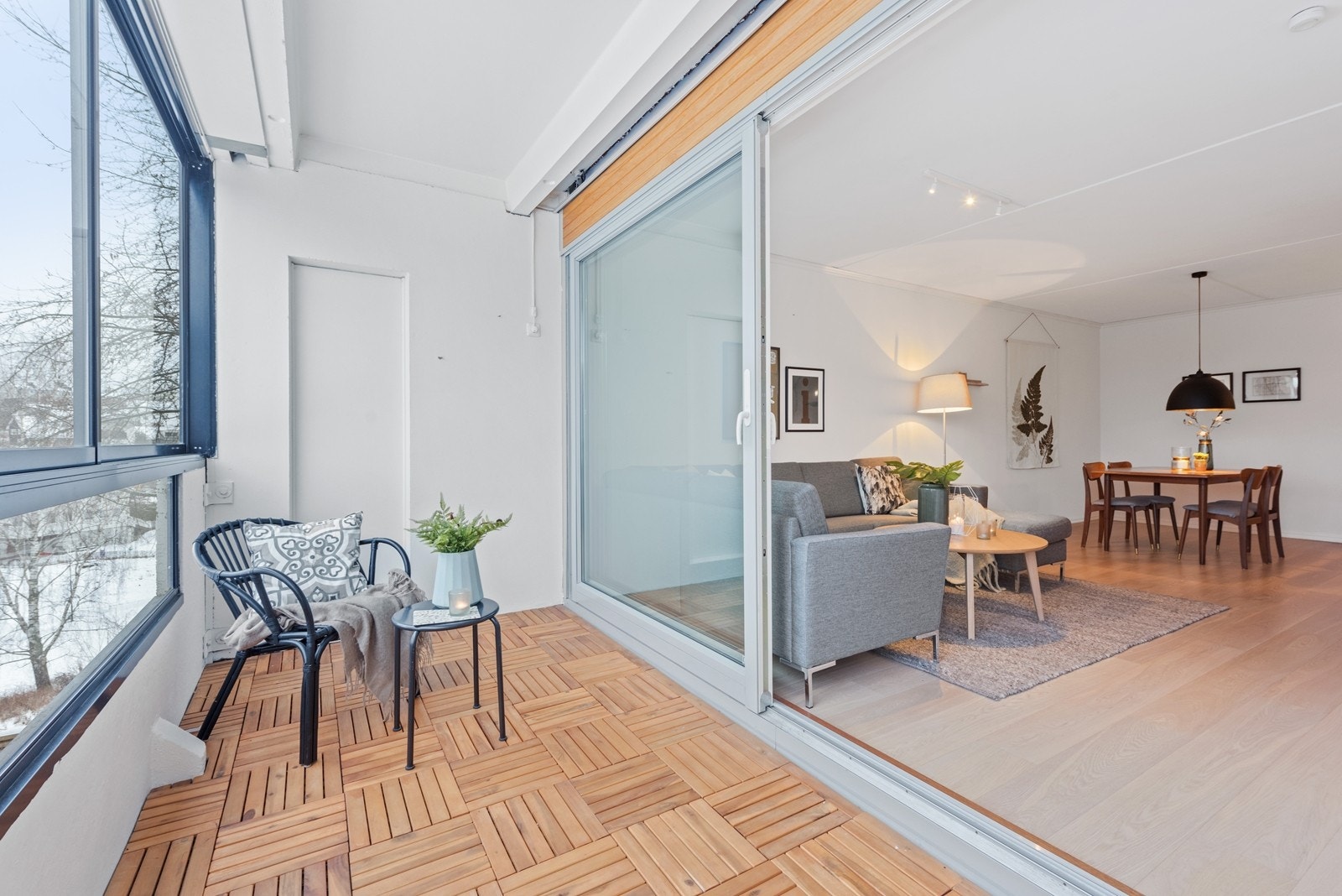 Fra verandaen er det stor skyvedører inn til stuen Galleribilde