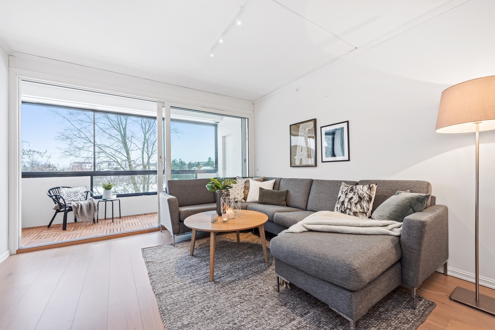 Balkongen blir endel av stuen på sommeren. Galleribilde