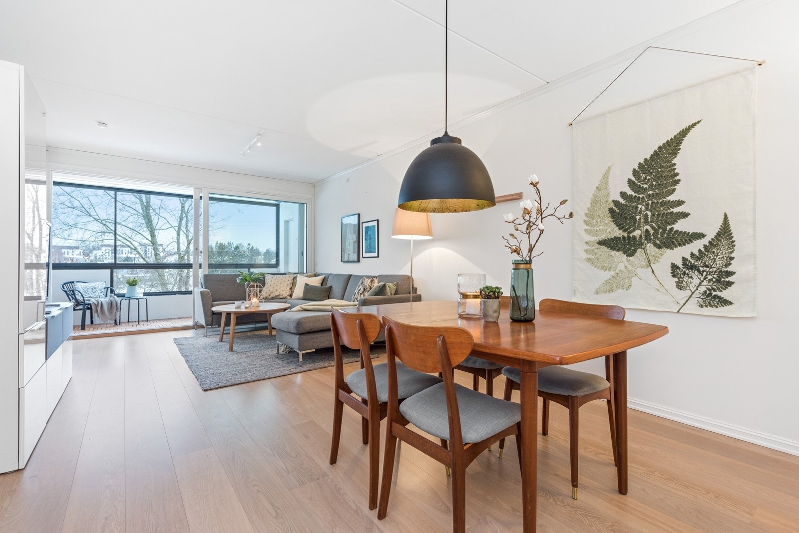 Spisestuen mot stuen og ut på balkongen. Legg merke til så mye lys og luft inn. Galleribilde