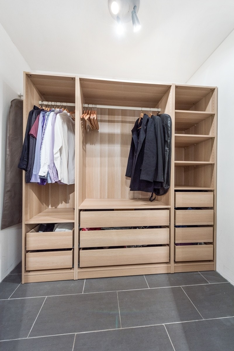 Fra gangen er det er inngang til en romslig bod som er brukt som walk in closet Galleribilde