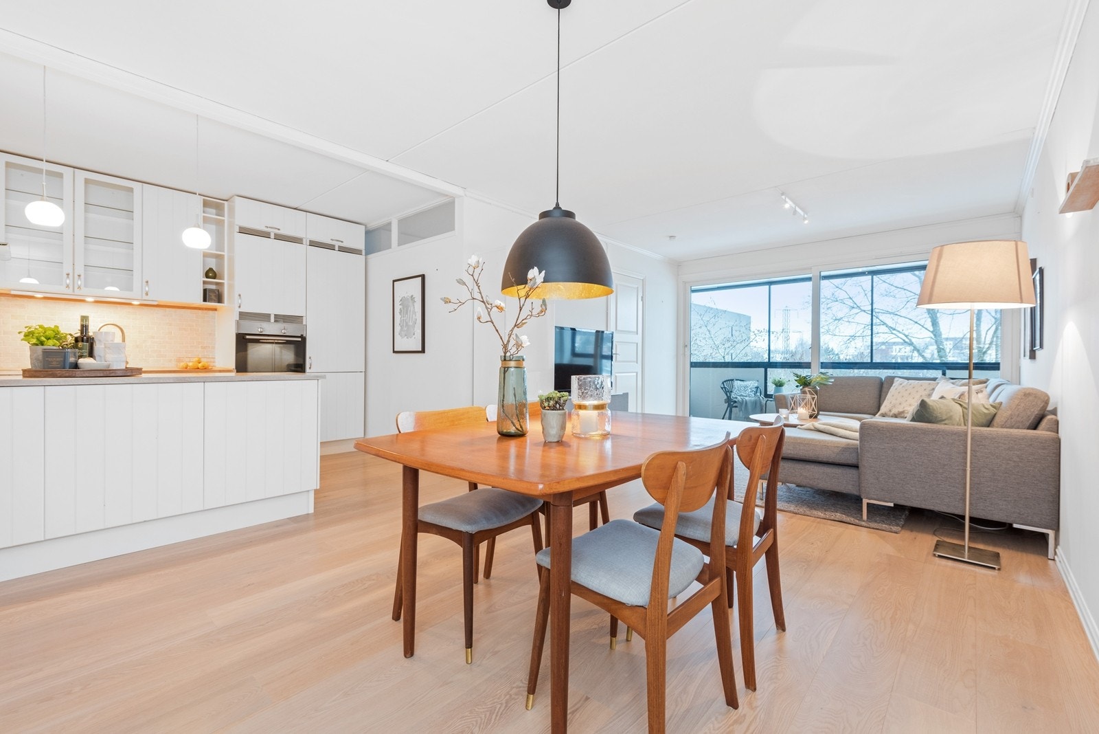 Fra kjøkkenet mot spisestue og stuen. Galleribilde