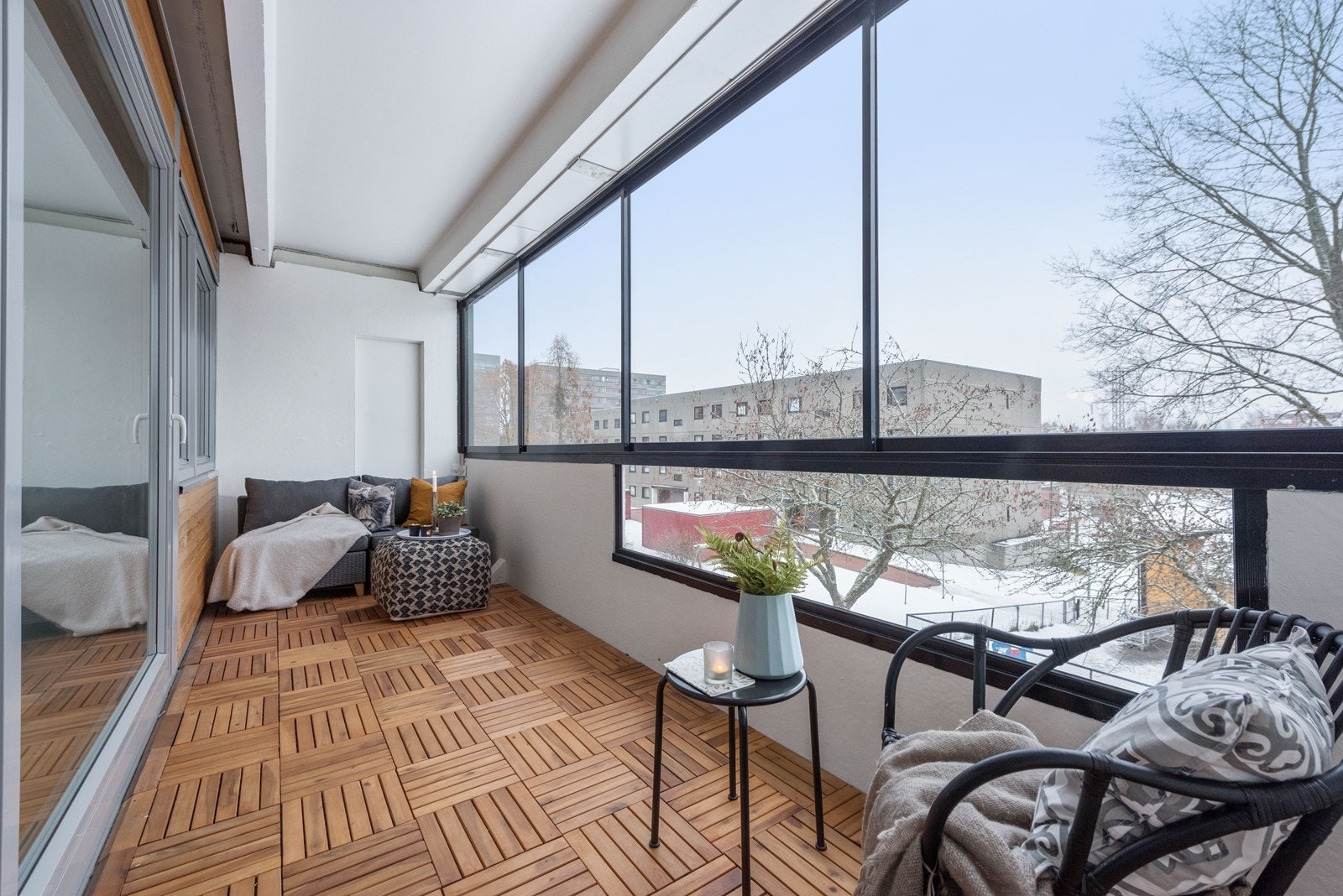 Innglasset veranda med gode solforhold Galleribilde