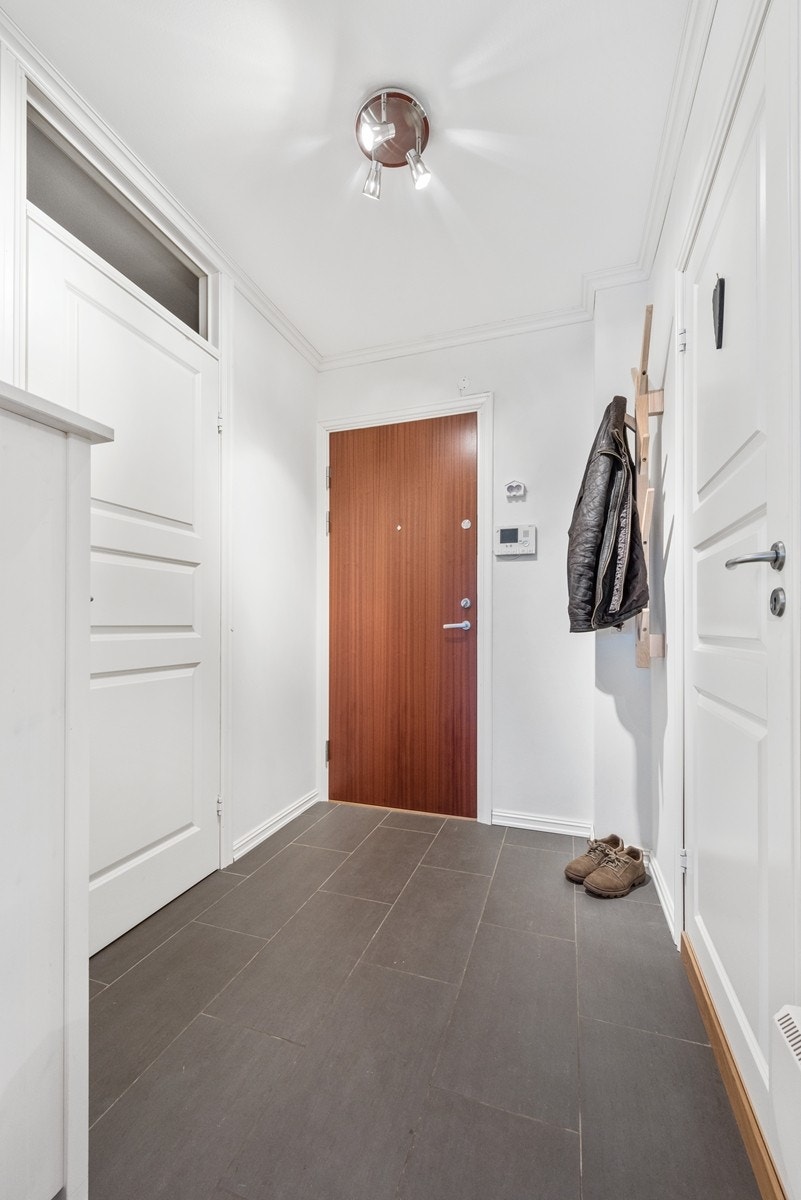 Hyggelig gang med fliser på gulvet Galleribilde