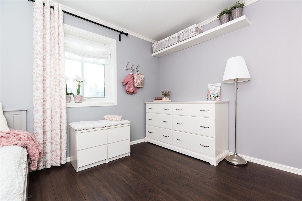 De store vinduene gir rikelig med lys til rommet. Galleribilde