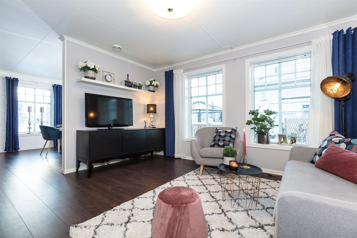 Stuen er det største rommet i boligen og fremstår som meget tiltalende. Gode vindusflater i flere himmelretninger slipper inn rikelig med lys og gir en luftig romfølelse. Galleribilde