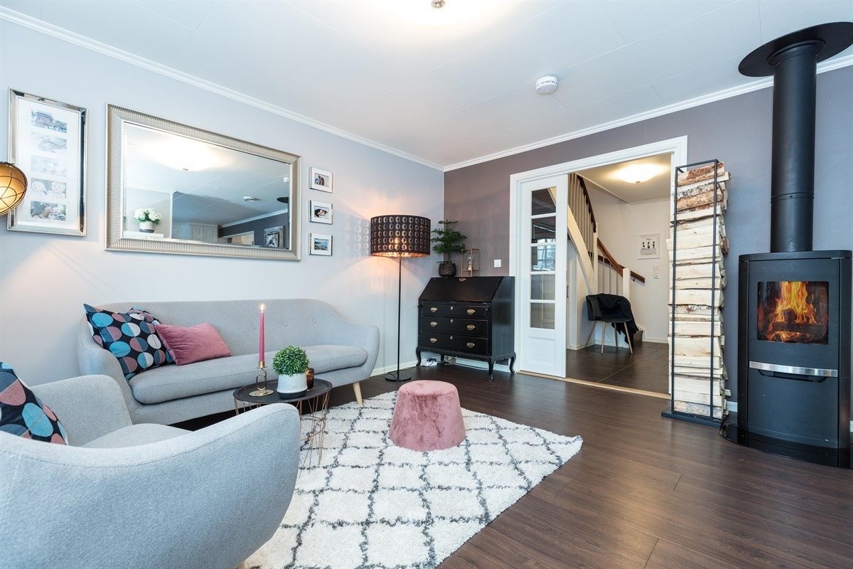 Stuen har god plass til sofaløsning med tilhørende møblement og spisestue. Tv-signaler og internett leveres fra NextGenTel via fiber. Galleribilde