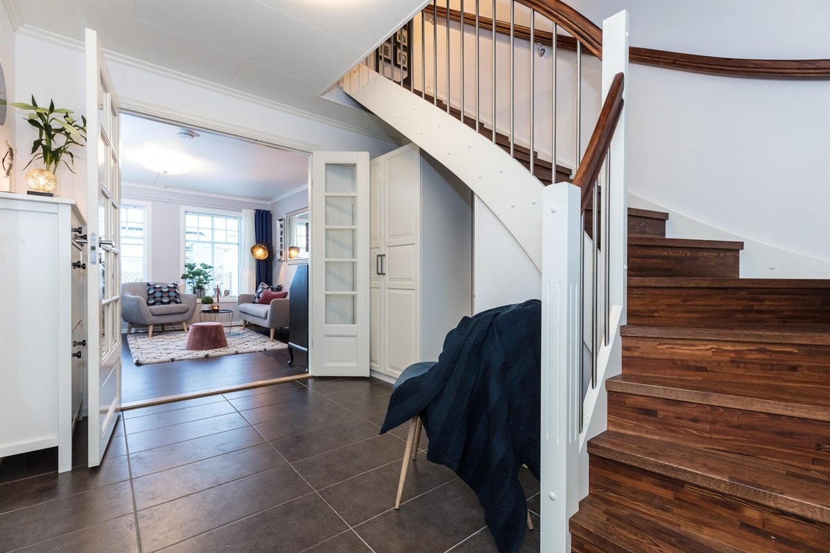 En lys og innbydende hall med flislagt gulv med gulvvarme og malte slette overflater. Her er det god plass for garderobeløsning. Galleribilde