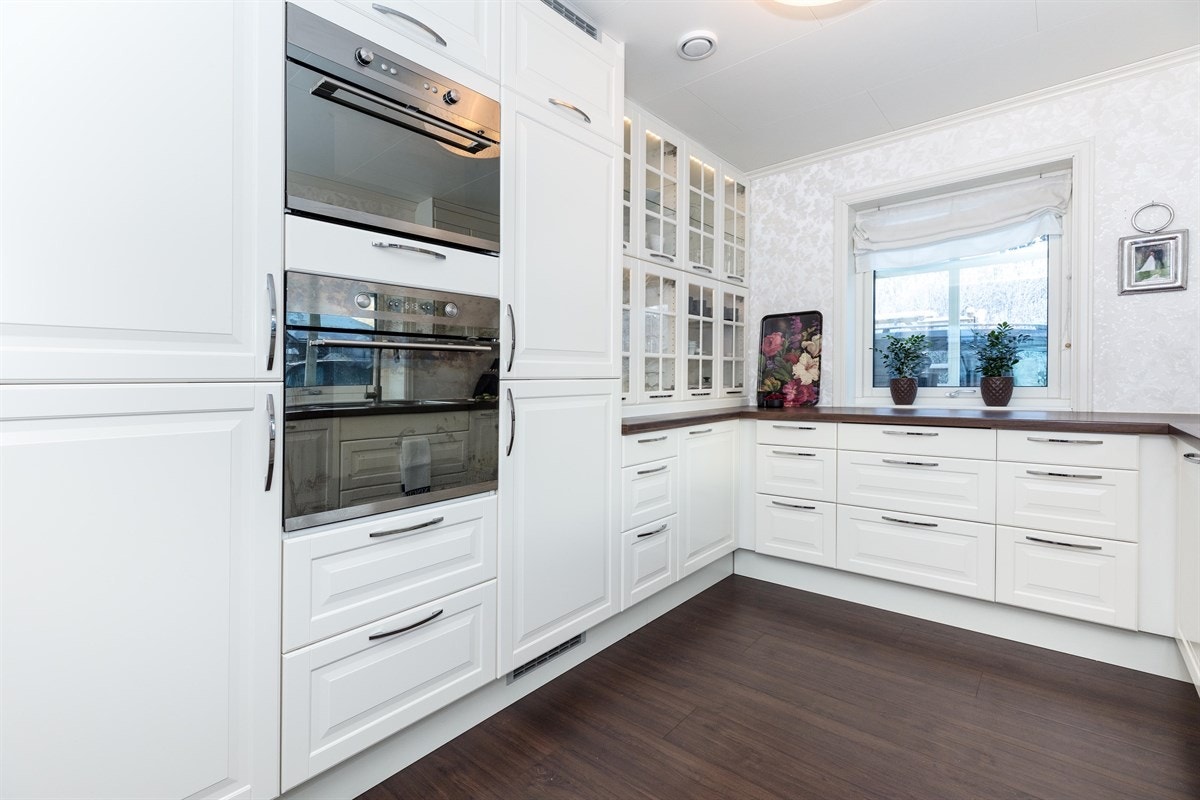 Av utstyr medfølger integrert stekeovn, kombinert mikro/varmluftsovn, induksjonsplatetopp, oppvaskmaskin, kjøleskap, samt fryseskap. Fritthengende stålventilator over kokesonen med mekanisk avtrekk. Det er montert komfyrvakt. Galleribilde