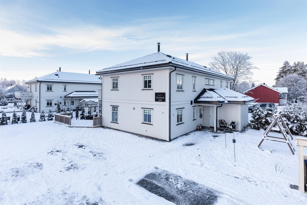 Ved inngangspartiet kan man nyte herlig morgensol frem til ca. kl. 12.00 på formiddagen. Galleribilde