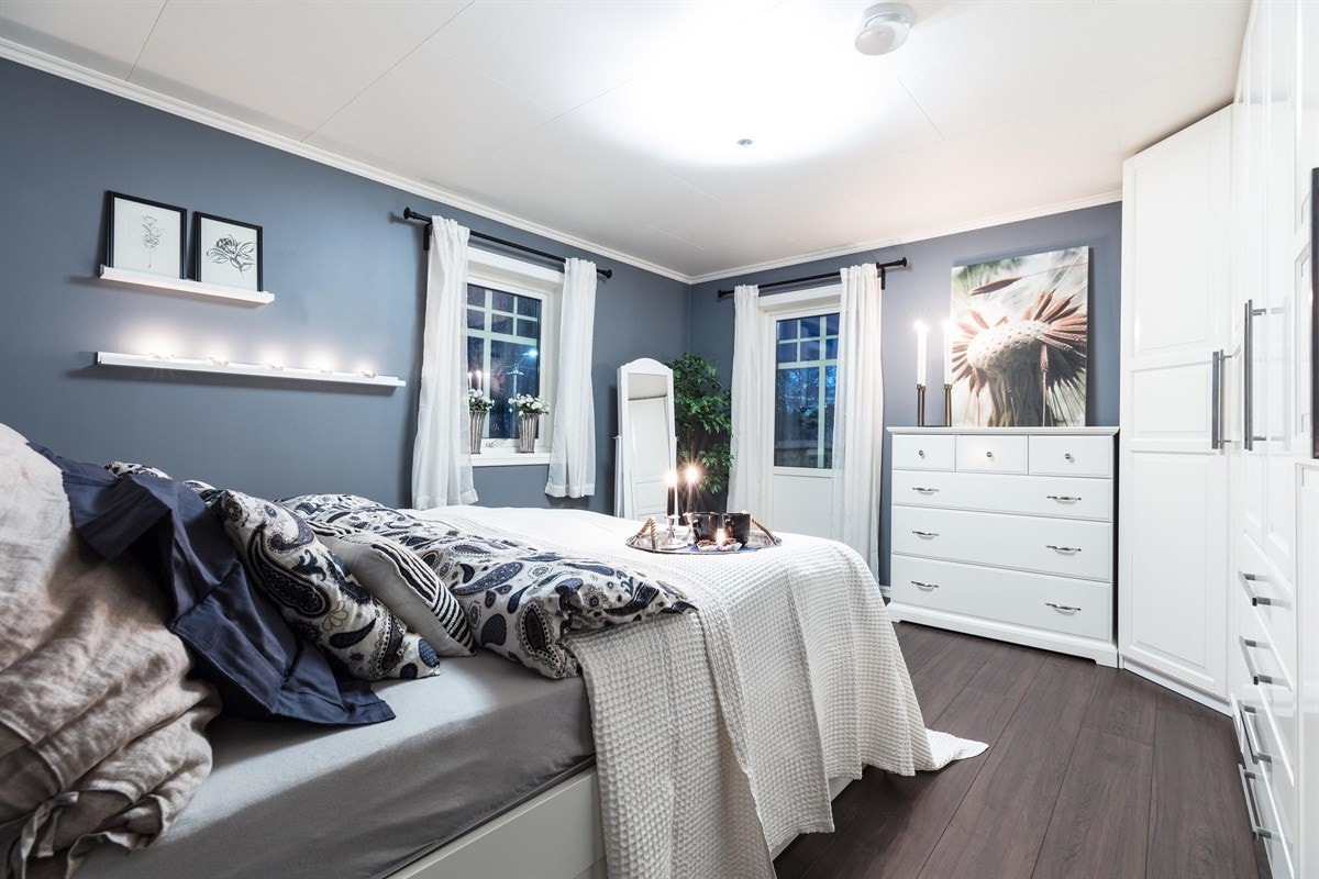 Hovedsoverommet fremstår som lyst og innbydende med god plass til dobbeltseng og tilhørende nattbord. Det er satt opp en stor og praktisk Ikea garderobeløsning langs to av veggene som utnytter plassen til det maksimale. Galleribilde