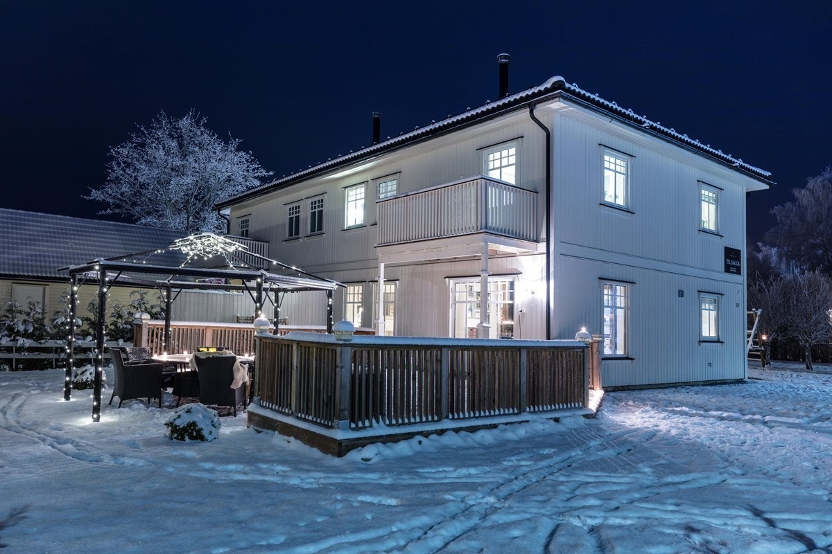 Privatmegleren Brustad & Partnere har gleden av å presentere Humlevegen 37, en påkostet, oppgradert og herskapelig halvpart av tomannsbolig beliggende i naturskjønne omgivelser på Oppaker i Nes kommune. Galleribilde