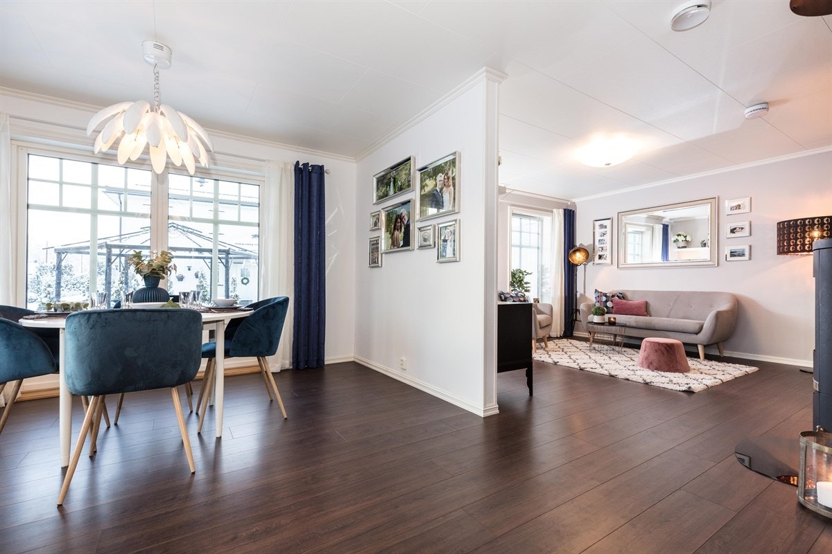 Fra spisestuen er det utgang til stor solrik terrasse på ca. 27 kvm og pent opparbeidet hageparsell. Galleribilde