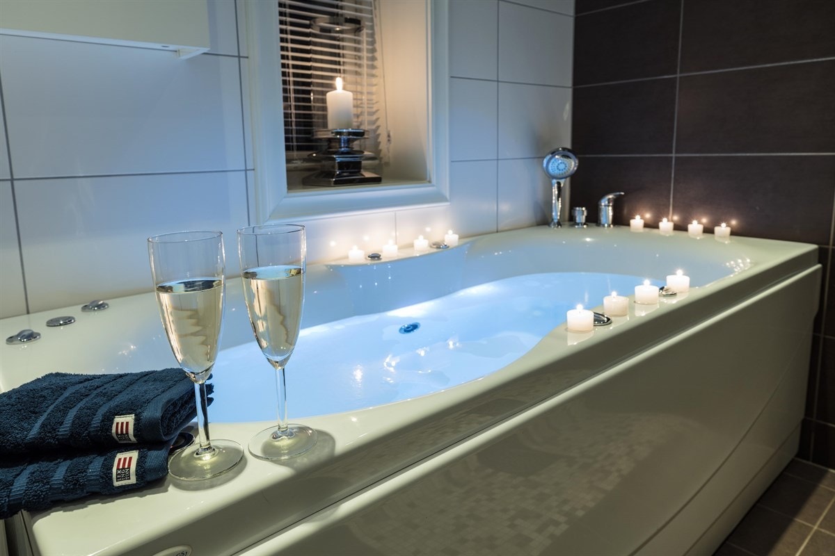 Videre er det satt inn et flott frittstående badekar fra Westerbergs med dysefunksjoner og integrert stemningslys. Det er lagt varmekabler i gulv. Galleribilde