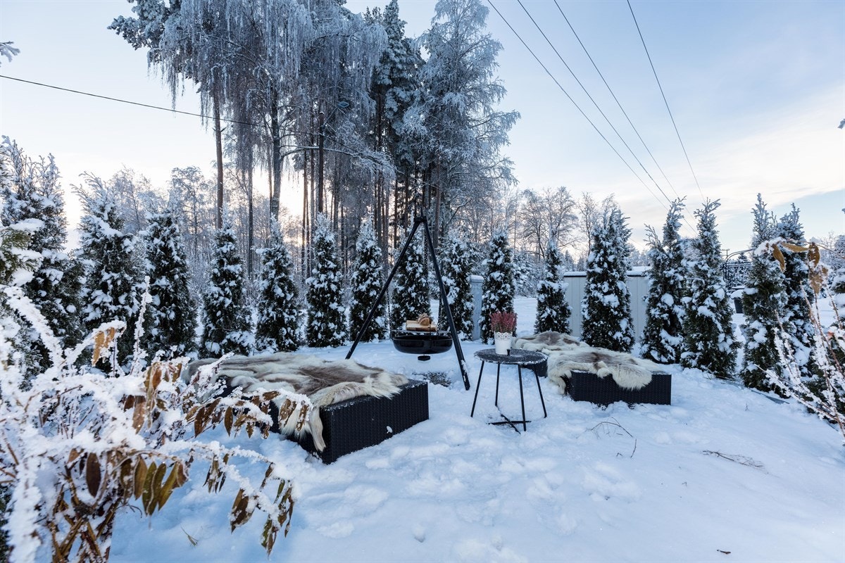 Koselig bålplass i hagen. Det gjøres oppmerksom på at bålpannen ikke medfølger boligen ved salget. Galleribilde