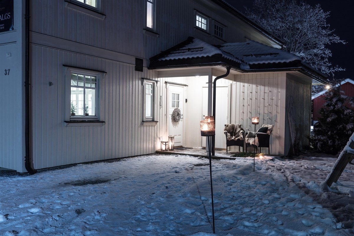 Et herskapelig inngangsparti ønsker deg velkommen inn for en koselig visning! Galleribilde