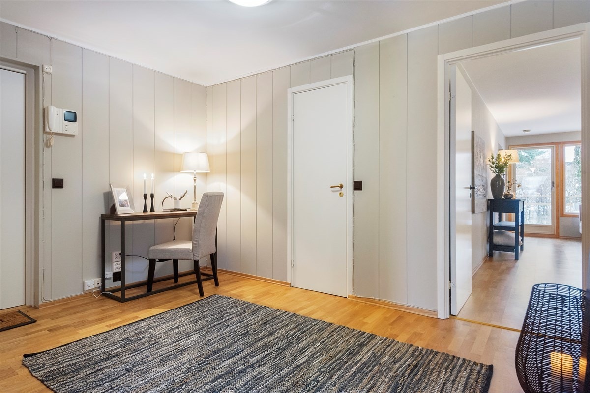Hall/Entré med direkte adkomst til praktisk innvendig bod med god lagringsplass. Galleribilde