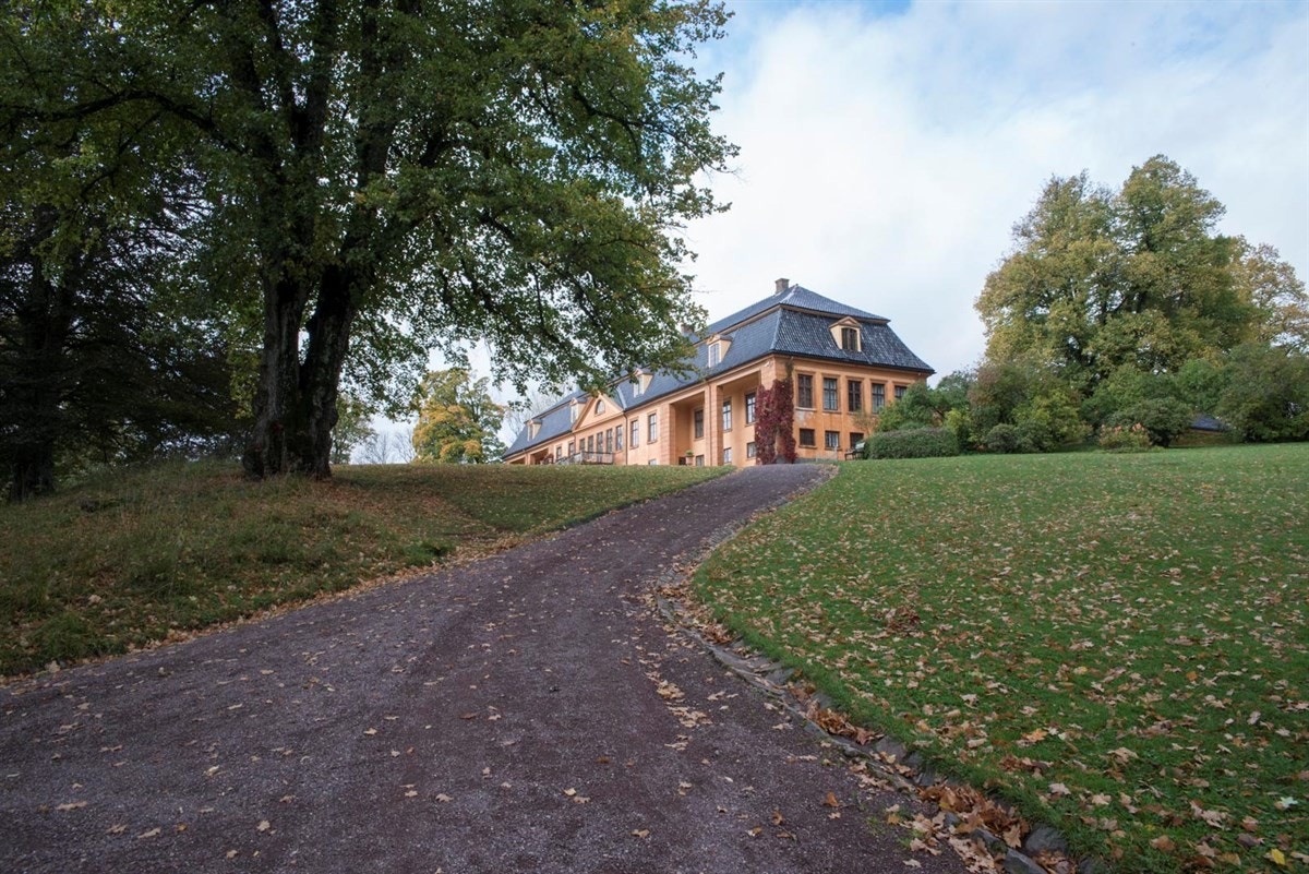 Hyggelig turvei langs Mærradalen opp til flotte Bogstad Gård med café Galleribilde