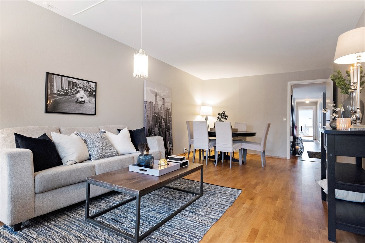 Stuen har god møblerinngsplass til både sofahjørne med tilhørende møblement. Fra stuen er det utgang til balkong på 10 kvm. Balkongen ble nylig rehabilitert/ fornyet i regi av borettslaget. Galleribilde