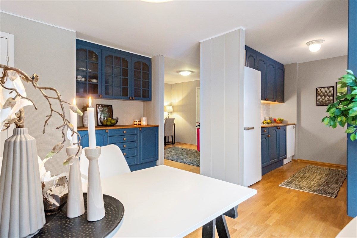 Lys og åpen spiseplass på kjøkken Galleribilde