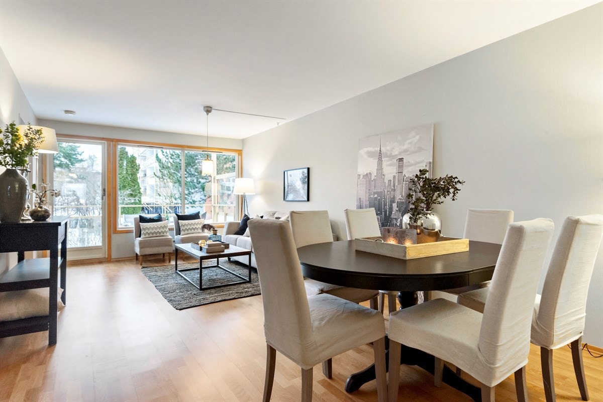 Stor stue med god plass for spisestuemøbelement Galleribilde