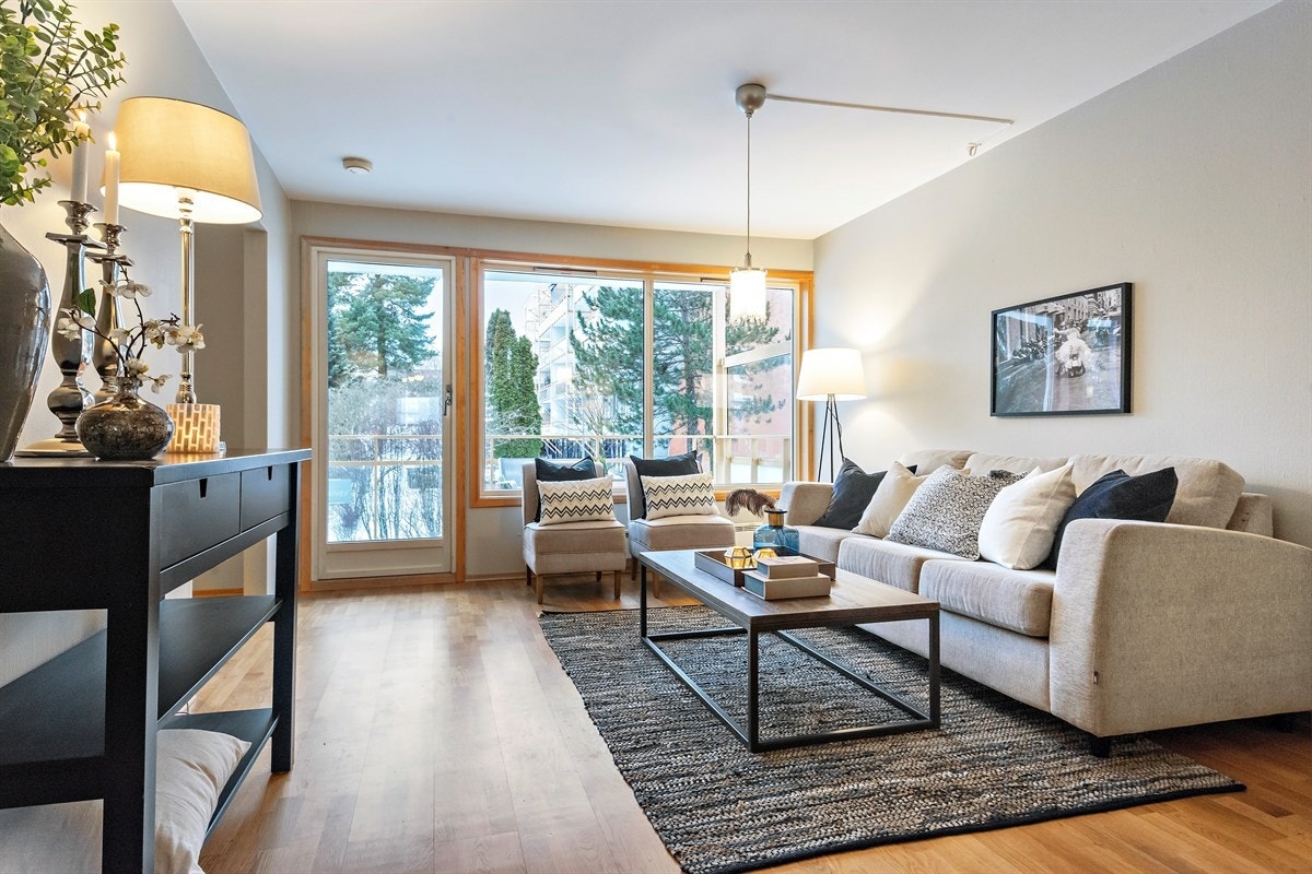 Stor og gj.gående 5-roms m/balkong. Stue med store vindusflater sørger for rikelig med naturlig belysning. Galleribilde