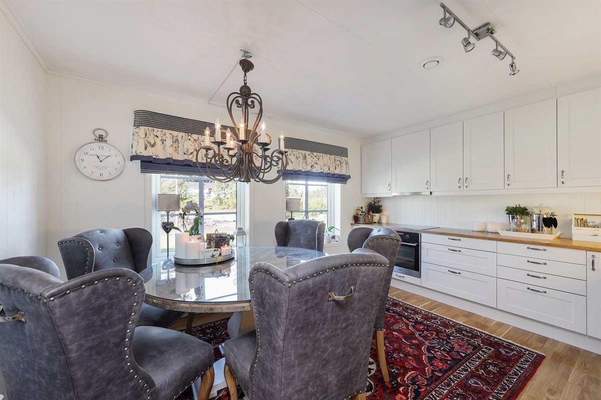 Flott kjøkken med spiseplass. Galleribilde