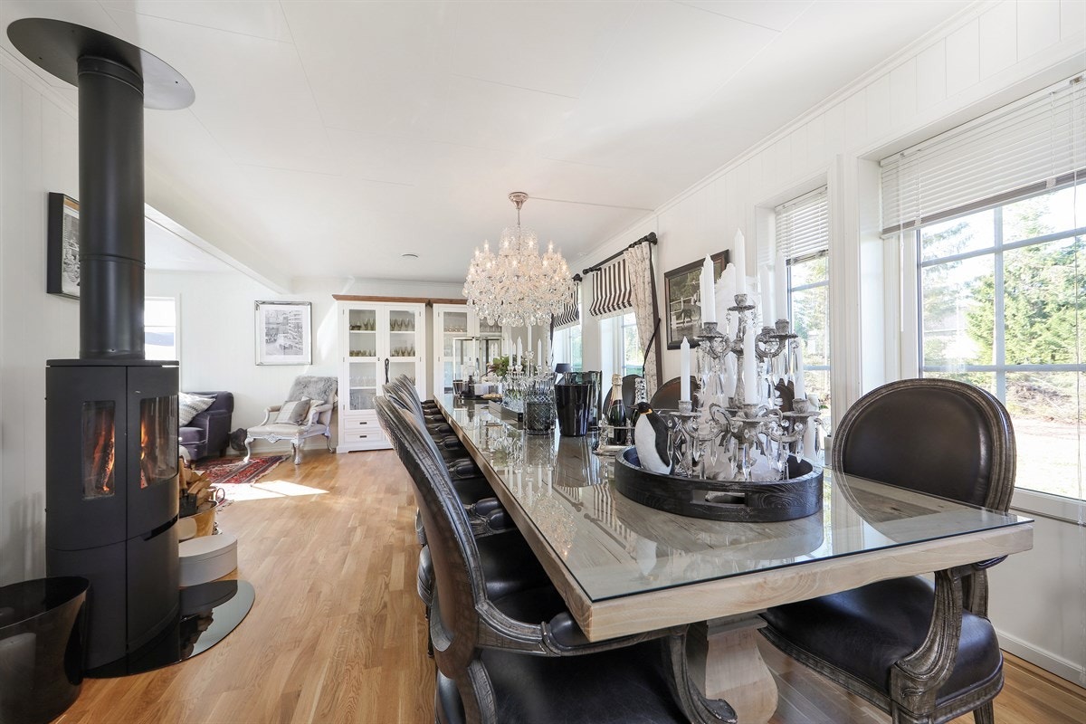 Stuen er lys med eikeparkett på golv. Det er kos med peisovn på kalde dager. Galleribilde