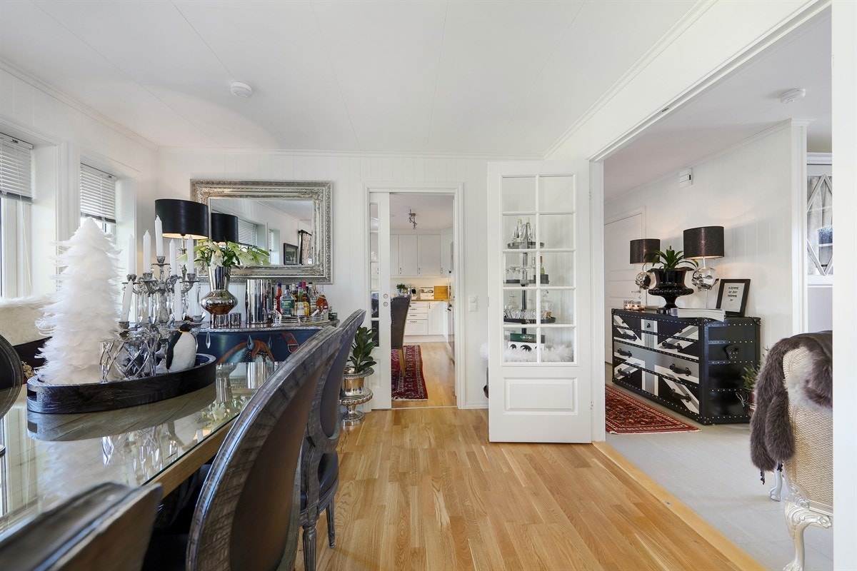 Fra spisestuen er det kort avstand til kjøkkenet. Praktisk med skyvedør inn til kjøkkenet. Galleribilde