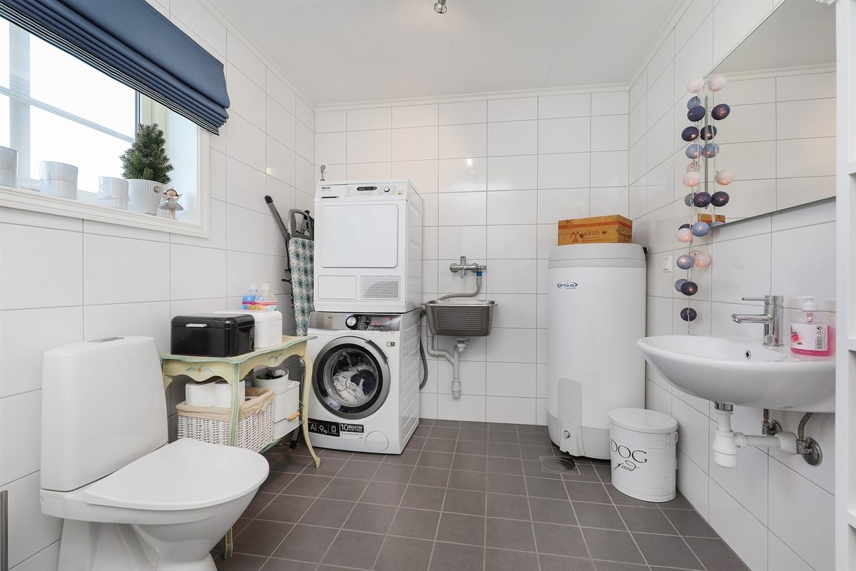 Badet i 1. etg har opplegg for vaskevaskin og tørketrommel. Galleribilde