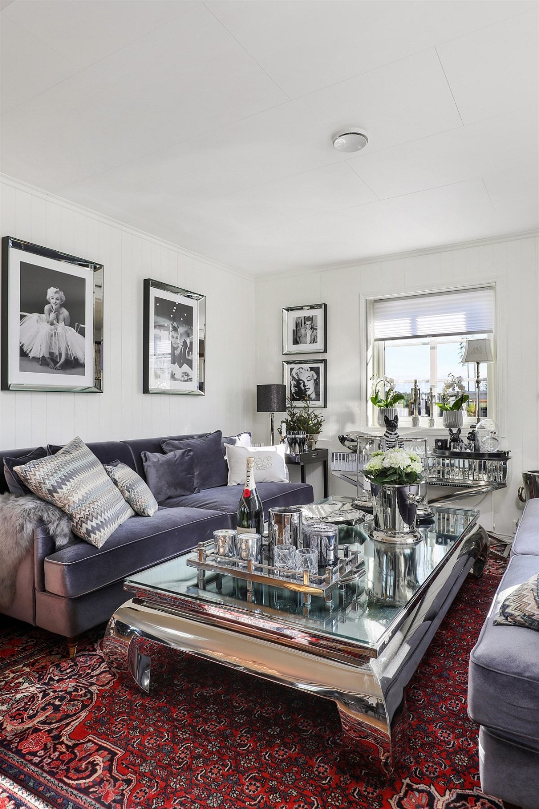 Stuen er lun og har flere soner for møblering. Galleribilde