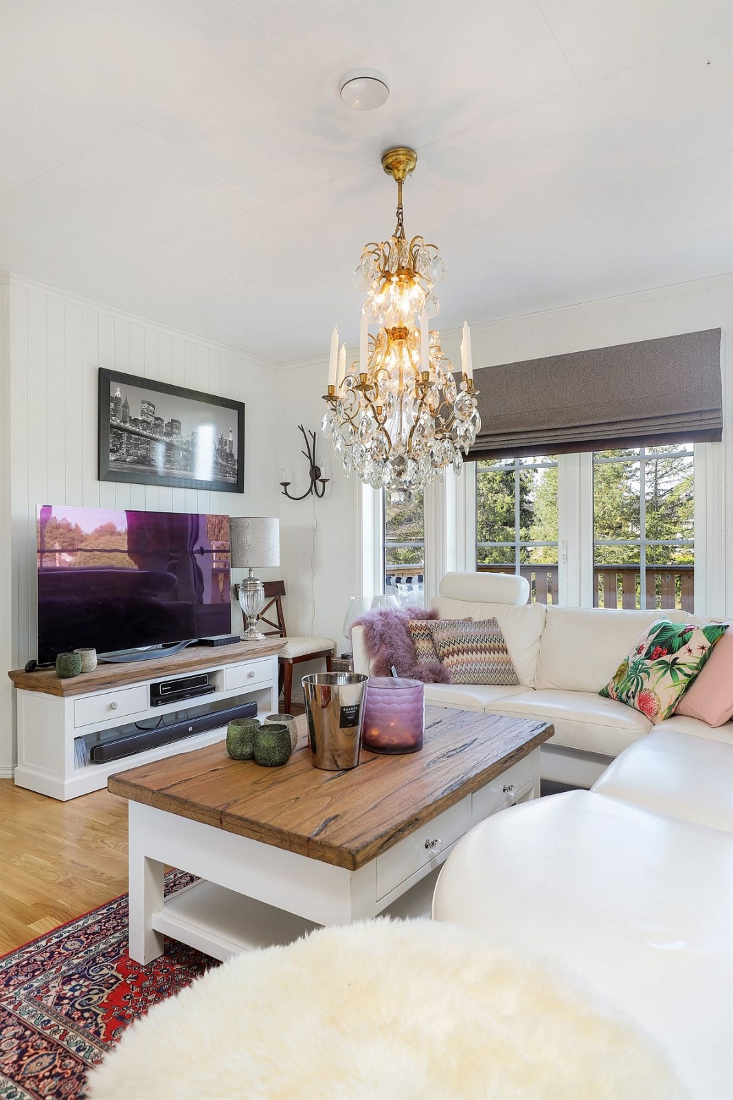 Loftstuen har parkett på golv og vegger i tidløse farger. Galleribilde