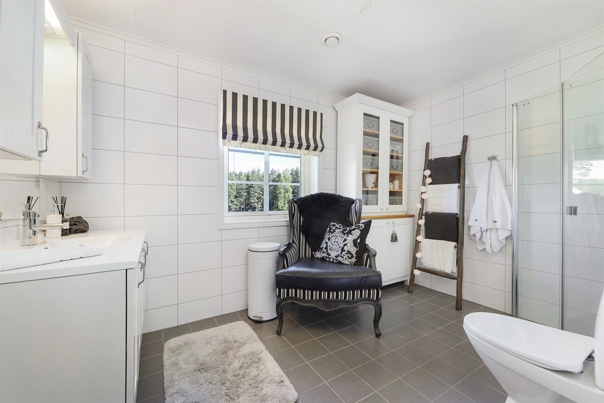 Flislagt bad i 2. etg med dusj, wc og servantinnredning. Galleribilde