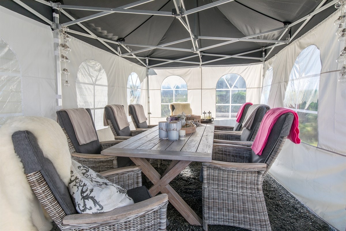 Hyggelig og sjermet uteplass mellom garasje og hagen. Galleribilde