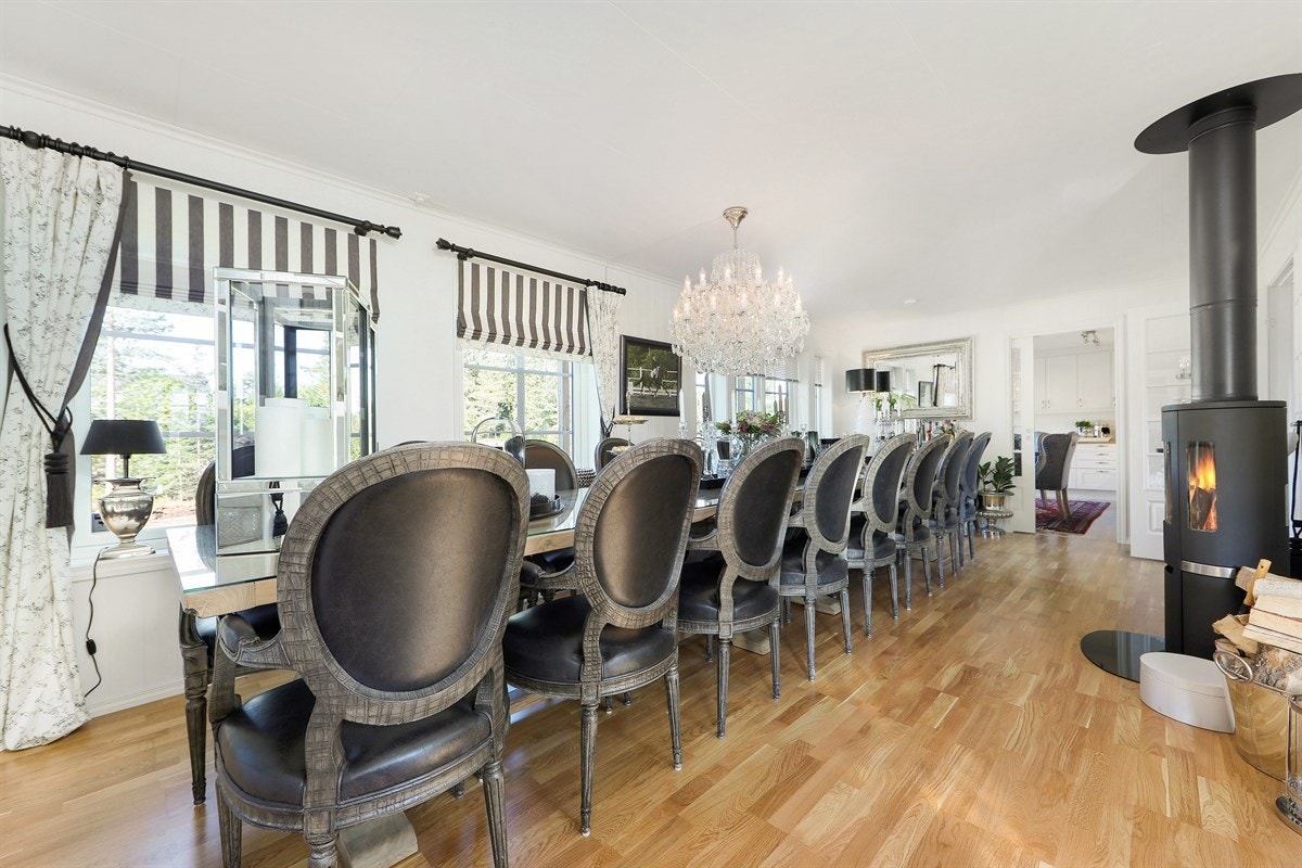 Stuen er vinklet og har god plass til både spisestue og salong. Galleribilde