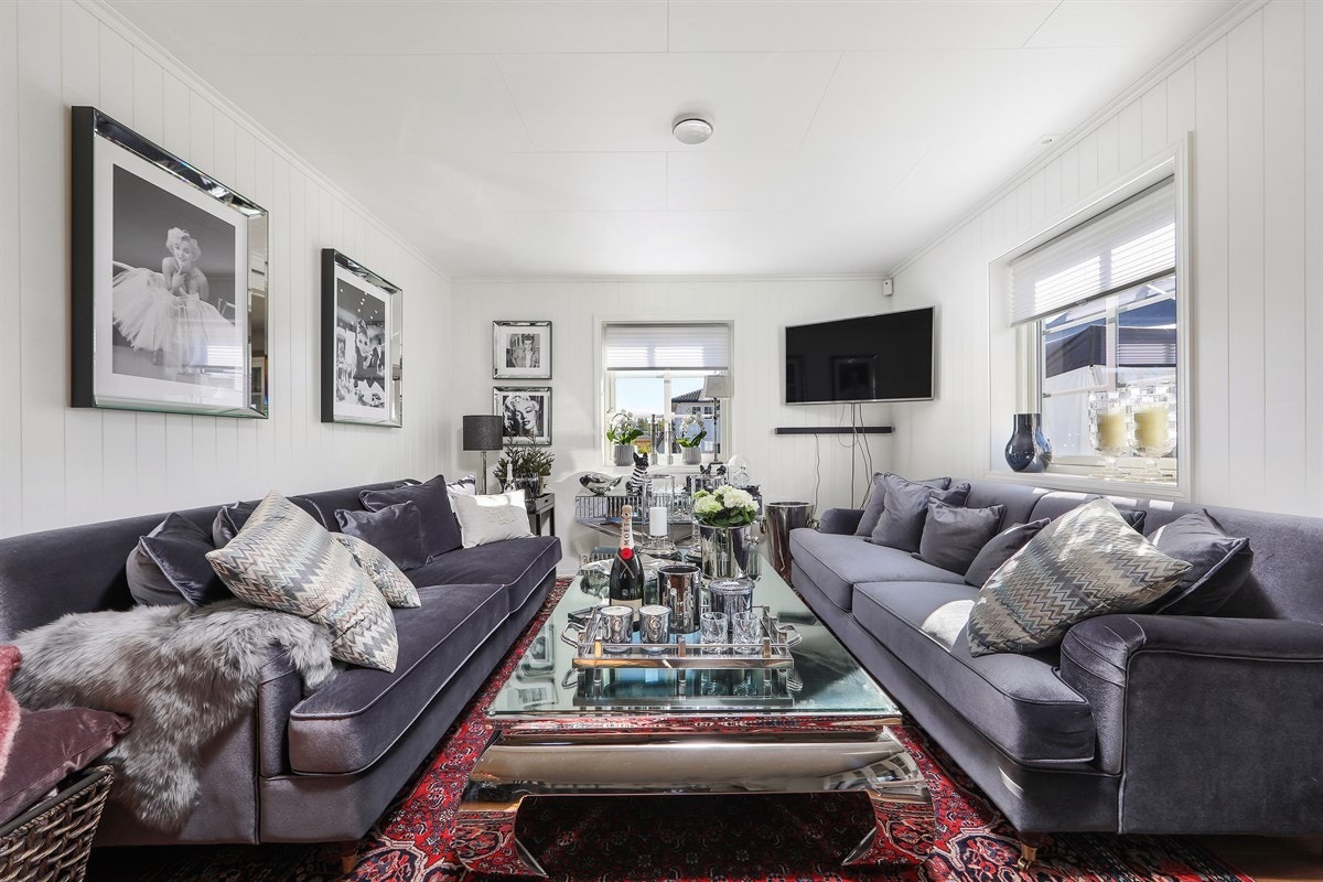 Stuen er smakfullt innredet og har god plass til store møbler. Galleribilde