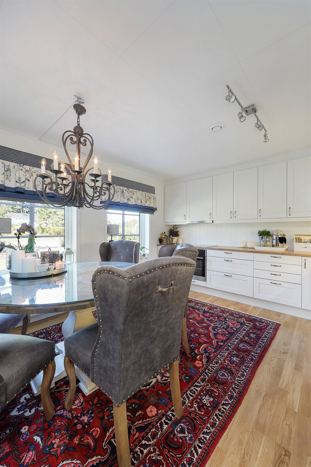 Det er det hyggelig å sitte med venner og familie. Galleribilde