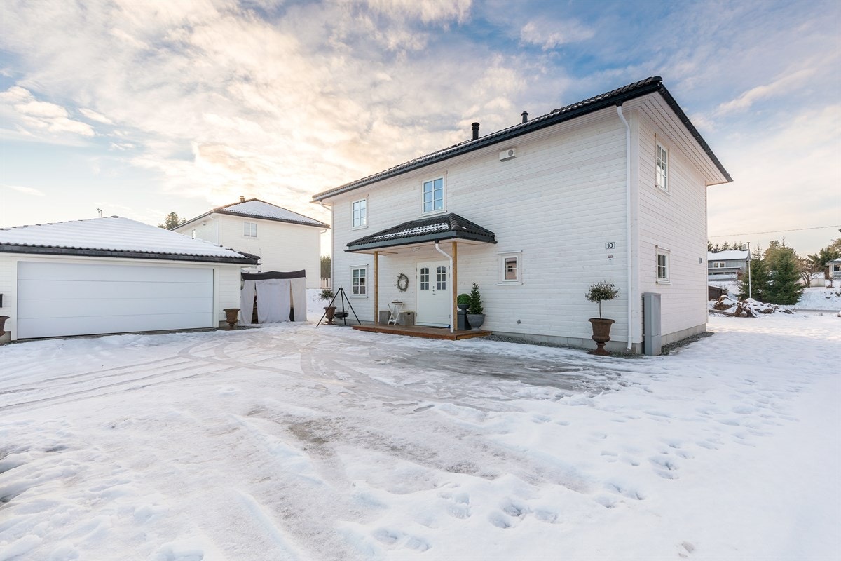 Dobbel garasje og god plass til parkering på gårdsplassen. Galleribilde