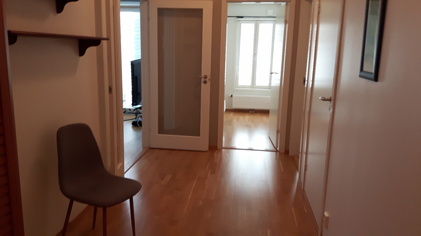 Romslig entré med mye skapplass Galleribilde