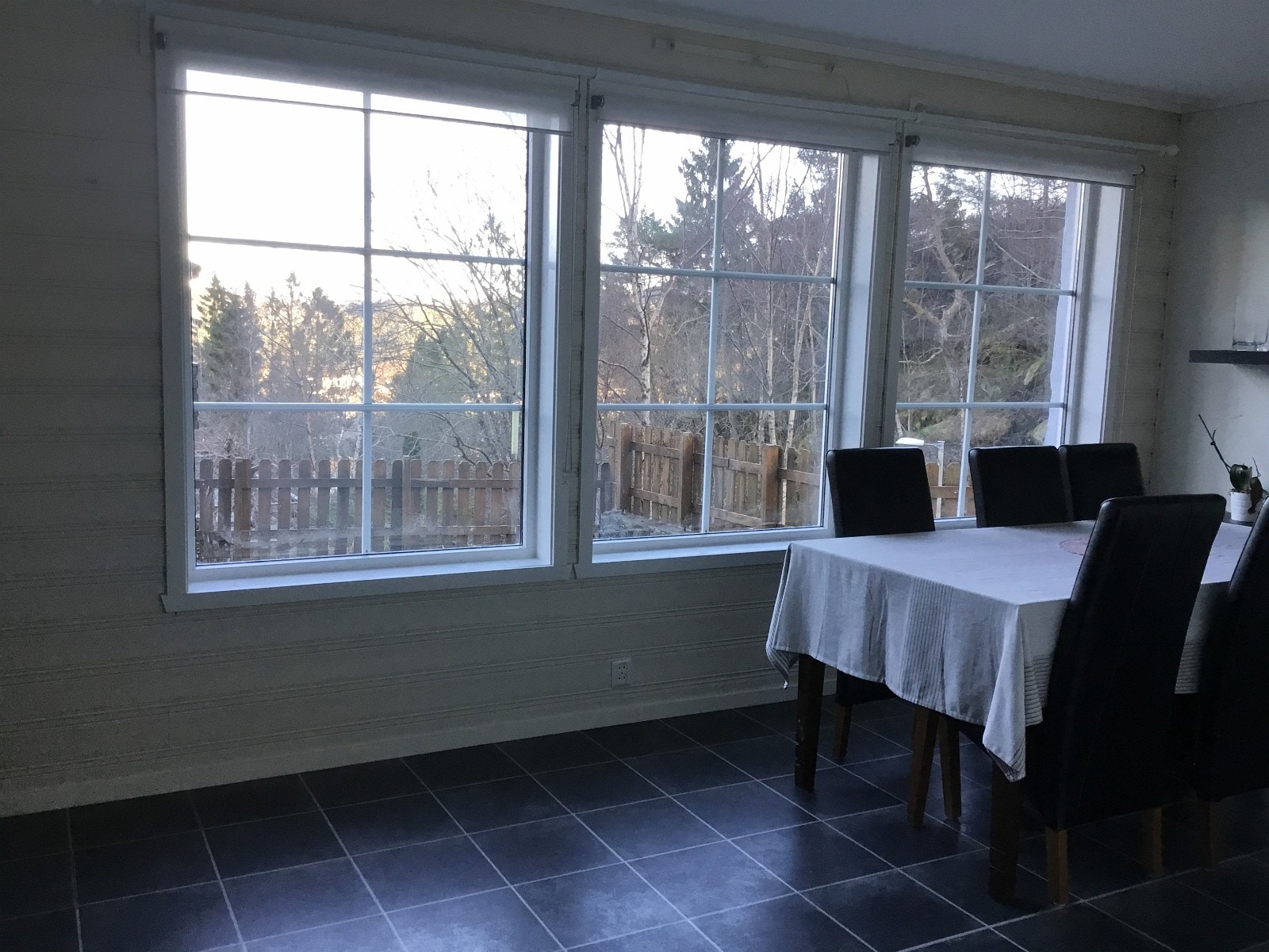 Store vinduer gir lys til den romslig stuen. (gulv byttet etter bilde) Galleribilde