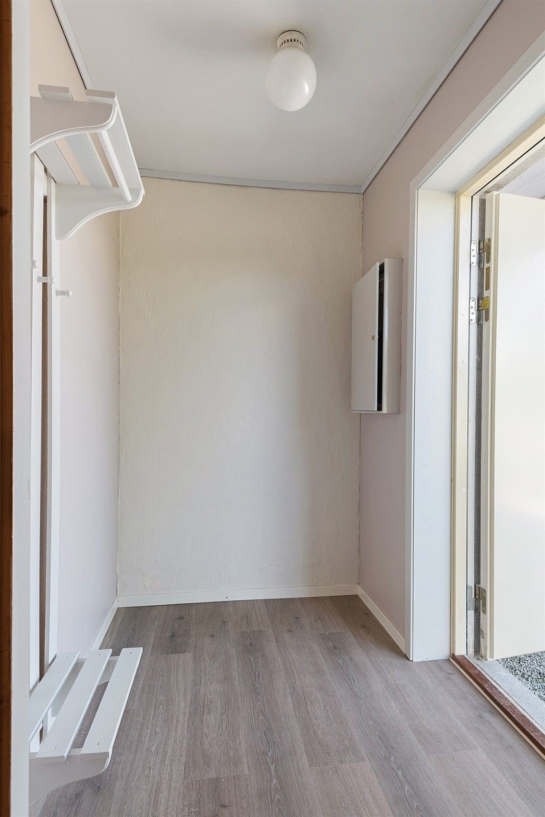 Egen gang med plass til å henge fra seg yttertøy. Galleribilde